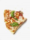 Rebanada de pizza con setas - foto de stock