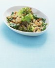 Salade aux crevettes et haricots blancs — Photo de stock