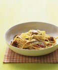 Linguine Pasta mit gegrillten Tomaten — Stockfoto