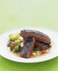 Нарезанный стейк из говядины с овощным рагу — стоковое фото