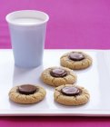 Biscoitos com chocolate e leite — Fotografia de Stock