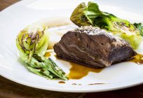Roasted Beef cheek with pak choi — Stock Photo