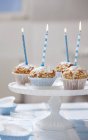 Muffins mit Geburtstagskerzen — Stockfoto