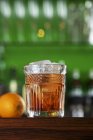 Cóctel de alcohol con naranja - foto de stock