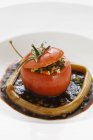 Фаршированный помидор с чечевичным салатом — стоковое фото