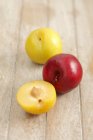 Ameixas amarelas e vermelhas frescas — Fotografia de Stock