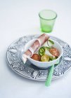 Tomaten-Gurken-Salat mit Schinken — Stockfoto
