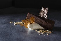 Dreischichtiger Schokoladenkuchen — Stockfoto