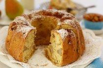Gâteau Bundt aux poires et noix — Photo de stock