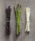 Viola con asparagi verdi e bianchi — Foto stock