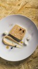 Сетовая утиная печень с фенхелевым цикорином — стоковое фото