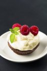 Cupcake with fresh raspberries — Stock Photo