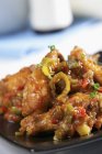 Pollo con salsa mexicana y chiles jalapeños - foto de stock
