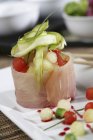 Vue rapprochée de la salade de fruits enveloppée dans du jambon — Photo de stock