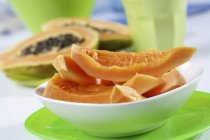 Nahaufnahme von Papayastücken in Schale — Stockfoto