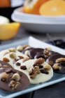 Chocolates belgas con nueces - foto de stock