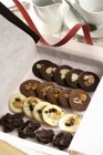 Galletas de chocolate en caja - foto de stock