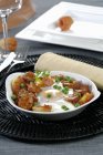 Испанская картошка с чоризо на белой тарелке — стоковое фото