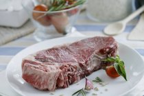 Carne de res en plato blanco - foto de stock