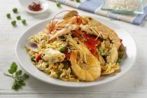 Nahaufnahme von arroz de mar mit Schalentieren, Krebstieren und Reis — Stockfoto