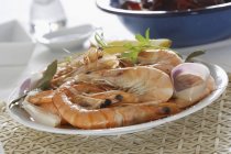 Crevettes cuites à l'herbe et à l'oignon — Photo de stock