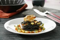 Espaguetis negros con vieiras - foto de stock