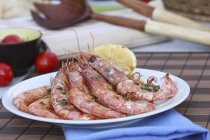 Grilled king prawns with pesto — Stock Photo