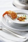 Суп з петрушкою на білій тарілці — стокове фото
