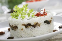 Gâteau de riz aux fruits secs et aux olives — Photo de stock