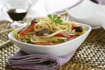 Fried noodles with beef and vegetables — Stock Photo
