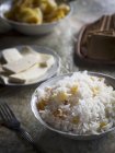 Рис с изюмом в миске — стоковое фото