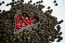 Красный и черный перец — стоковое фото