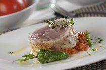Bistecca di tonno con salsa di pomodoro — Foto stock