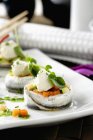 Frische Fischbrötchen mit Gemüse und Kräutern auf weißem Teller — Stockfoto