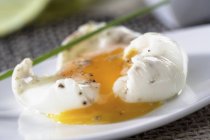 Pochiertes Ei auf Teller — Stockfoto
