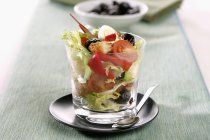 Средиземноморский салат из стекла — стоковое фото