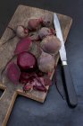 Barbabietola bollita con coltello — Foto stock