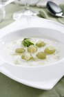 Суп из миндаля на белой тарелке — стоковое фото