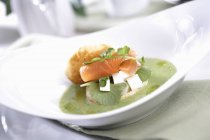 Кремовий спаржевий суп з лососем — стокове фото