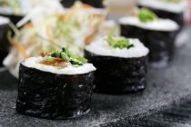 Суши из лосося и авокадо маки — стоковое фото