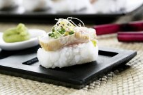 Atún nigiri sushi - foto de stock
