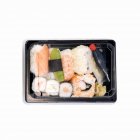 Sushi dans la boîte à emporter — Photo de stock