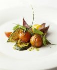 Gebratene Zucchini und Kirschtomaten mit Basilikum auf weißem Teller — Stockfoto