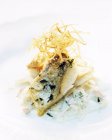 Filetto di pesce fritto con cipolle — Foto stock