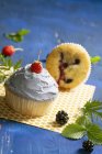Cupcakes aux baies avec glaçage — Photo de stock