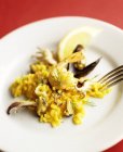 Paella con arroz, azafrán, limón, calamar, mejillones y camarones - foto de stock