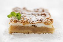 Slice of apple pie with crumble topping — Stock Photo