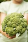 Child holding broccoli — Stock Photo