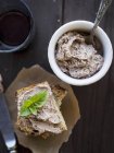 Kichererbsenaufstrich mit Brot — Stockfoto