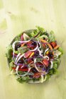 Смешанные листья салата с нарезанными овощами — стоковое фото